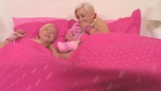 Lil Lexy likt blond lesbisch poesje