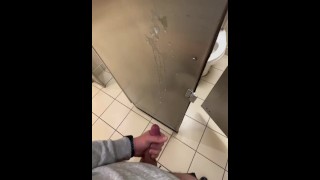 Un mec est excité et a fait la chose la plus risquée dans une salle de bain publique bondée