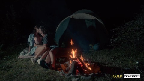 Estudante americana faz sexo romântico perto da fogueira da noite