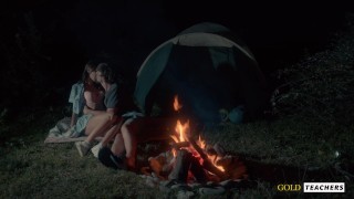 Colegiala americana tiene sexo romántico junto al fuego nocturno