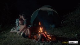 Colegiala americana tiene sexo romántico junto al fuego nocturno