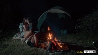 Écolière américaine a des relations sexuelles romantiques près du feu de nuit