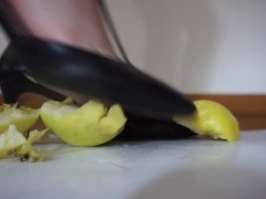 ti distruggo le palle con i miei tacchi