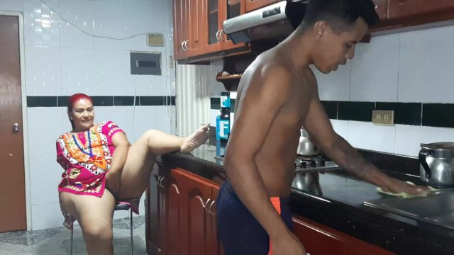 Mi madrastra se pone cachonda en la cocina y terminamos follando. Pt. 1