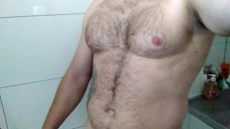这家伙在淋浴时拍摄了自己。家庭视频。性感的家伙。