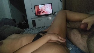 Я мастурбировала свою киску так долго, как могла, порнографией, но я эякулировала за 1 с половиной минуты