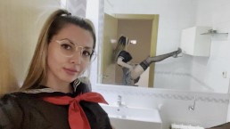 Deepthroat e dildo cavalcano sul tavolo di cristallo