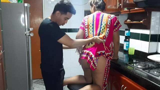Дегустирую богатую киску мачехи на кухне