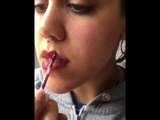 Une Jeune Femme Argentine Sexy Se Maquille En Fumant.