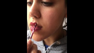 性感的阿根廷少女一边抽烟一边化妆。