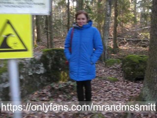 Russische MILF Zoog Publiekelijk Een Vreemde in Een Park in Finland