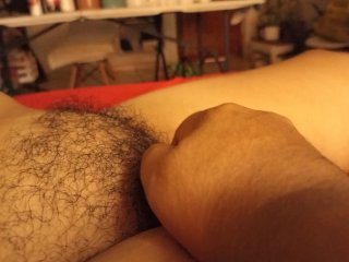 Masaje de coño gordo y peludo a mi esposa