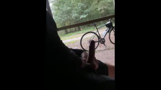 Verpest orgasme in het openbaar in het bos tijdens een fietstocht
