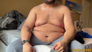 Duży chłopiec pokazujący ci swój duży brzuch i męskie cycki