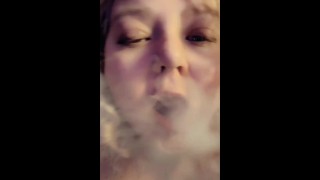 Fumando mientras se la follan POV