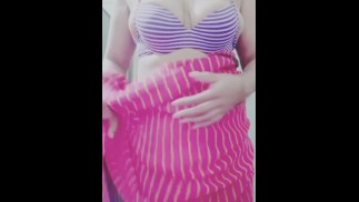 Хотт Айш мастурбирует морковкой в своей волосатой киске для парня, который продал ей новый бюстгальтер