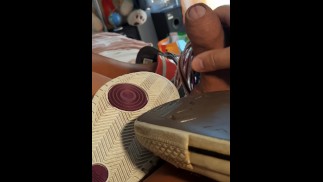 Ich werde so nass, wenn ich mich in diesen versauten Turnschuhen sehe