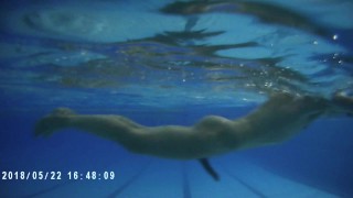 openbaar zwembad naakt zwemmen met stijve