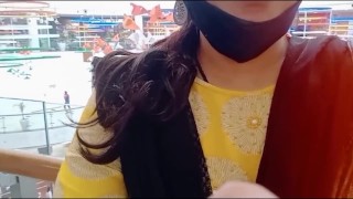 Vídeo de urina no banheiro do shopping de Mumbai Hot tia raspando buceta peluda