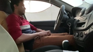 Gay se branle dans une voiture publique