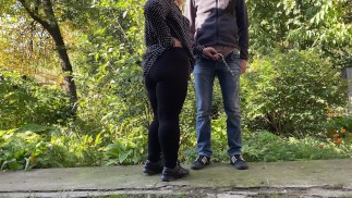 Милфа облизала мой член на улице после писсинга