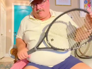 Папочка тренера по теннису испытывает огромный оргазм в конце