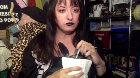 Garota gótica come feijões em show de webcam
