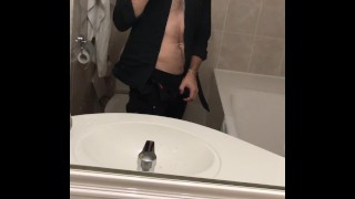 Vídeo caseiro de um cara masturbando um pau e terminando no banheiro