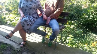 Похотливая теща слизывает сперму с пальцев после дрочки зятю на природе