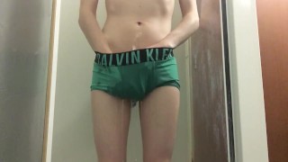 Twink pist in zijn groene Calvin Klein boxer slips