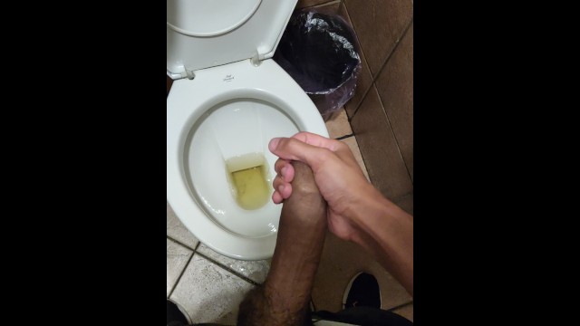 公共の場での自慰行為 #1: SHOPPING ELDORADOトイレ - Pornhub Gay