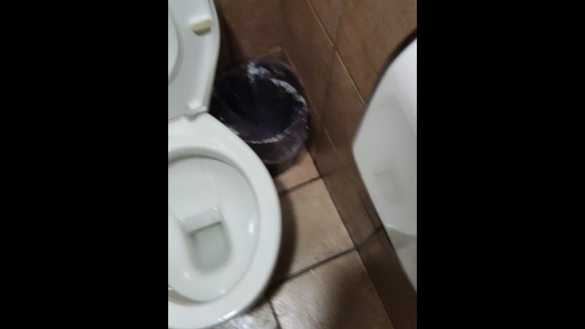 公共の場での自慰行為 #1: SHOPPING ELDORADOトイレ - Pornhub Gay