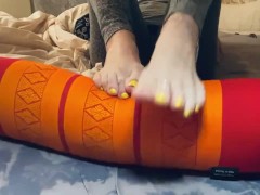 Hot milf foot show, wrinkled soles, long toes - foot fetish