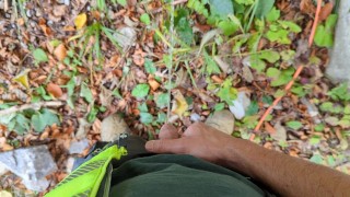 POV trabajador de la construcción tomó un largo PISS en el trabajo