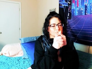 Garota Gótica Fumando Faz-se Esguichar
