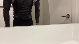 Просто хотел пописать в раковину