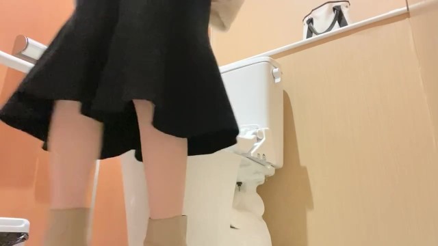 【盗撮】デパートのトイレで放尿からの絶頂！　