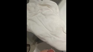 Masturbándose en el baño de la habitación del hotel mientras mi gente está en la habitación 