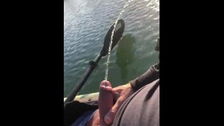 Mein erstes Mal Pinkeln, während ich in meinem Kajak sitze, während ich auf dem Wasser bin