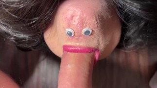 Маленький говорящий рот принимает большой член