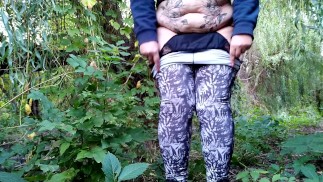 Соло пышной милфы с золотым дождем на природе