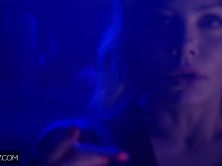 Deeper. Twinlike Blondes Riley & Elsa have intense threesome