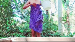 Bubblyreaction スリランカのスパの女の子の屋外入浴