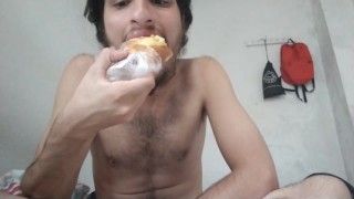 Asmr mukbang homem faz o que pode para obter ração / comida fetiche comida boca com tesão