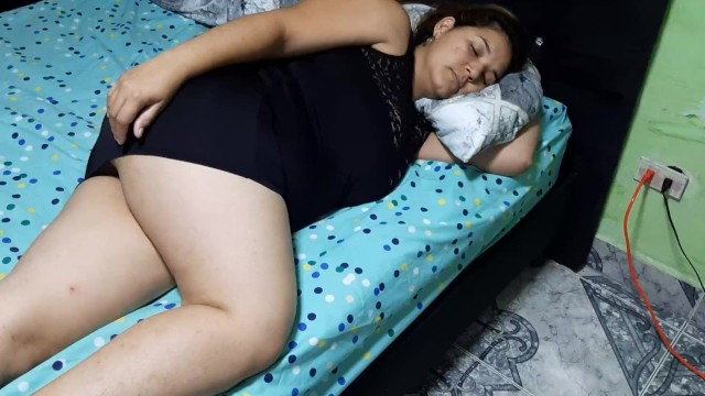 Жена моего сводного брата делает мне минет в видео от первого лица