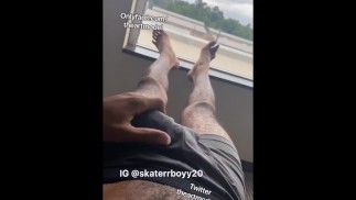 Американский парень в любительском видео вытаскивает и гладит свой большой член
