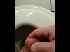 peeing closeup plassen close up