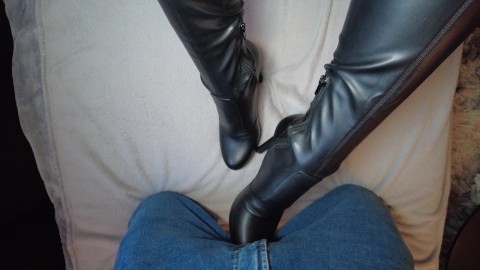 Des bottes montantes piétinent sa queue, la maîtresse en talons hauts (BOOTJOB, FOOTJOB, SHOEJOB).