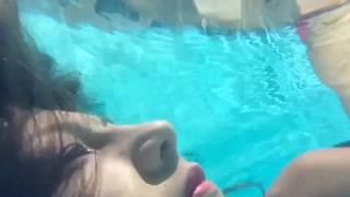 Clásicos de natación bajo el agua realizan traje de baño chica asiática