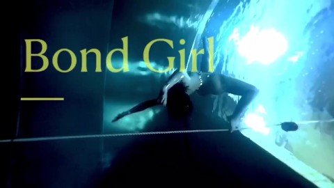 Bond Girl, acrobacias subaquáticas, garota nerd, glamour de salto alto e estilo retrô de natação subaquática 